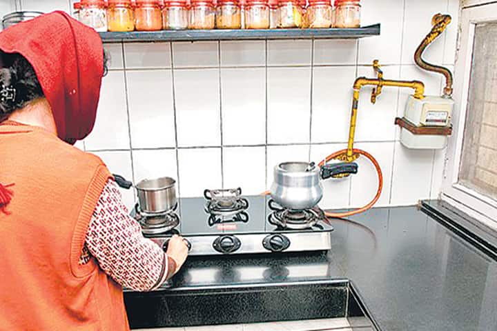 Piped cooking gas, CNG to cost less as Govt tweaks pricing formula