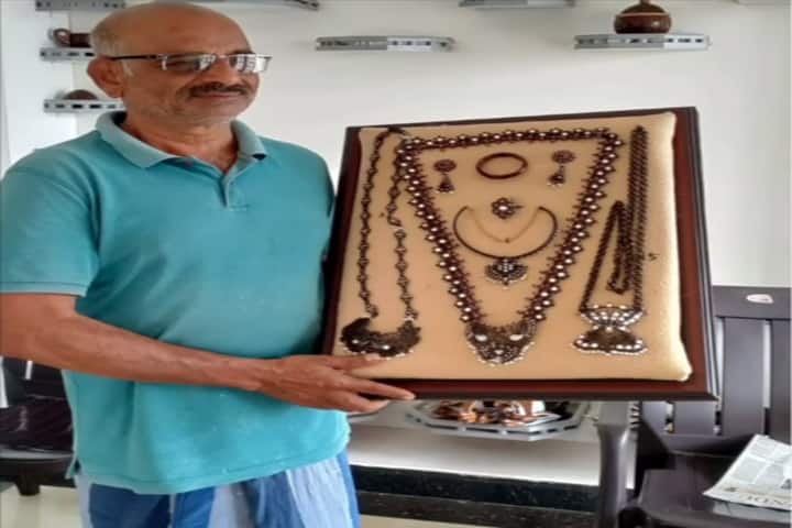 Meet S. Jeya Cruz, Tamil Nadu’s master craftsperson who  turns coconut shells into jewellery!