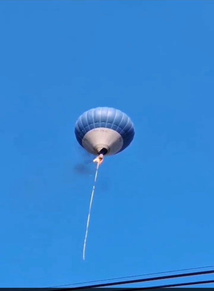 Video: Hot-air tourist balloon catches fire in the sky, 2 dead
