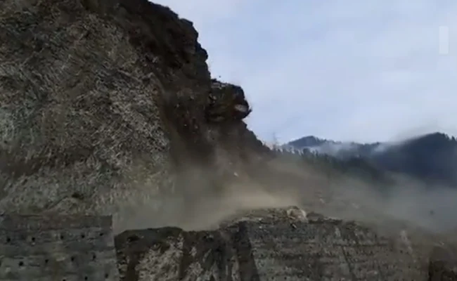 Watch: Massive landslide blocks Srinagar-Jammu highway