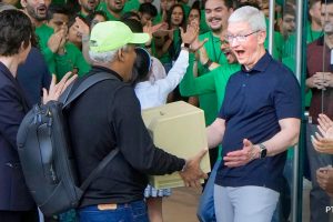 Watch: Tim Cook amazed as man shows up with Apple’s 33-yr-old Macintosh computer at Mumbai store launch