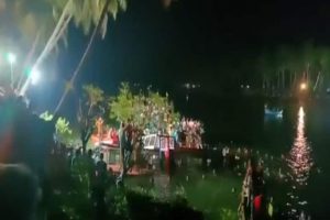 22 killed as tourist boat sinks near Kerala beach 