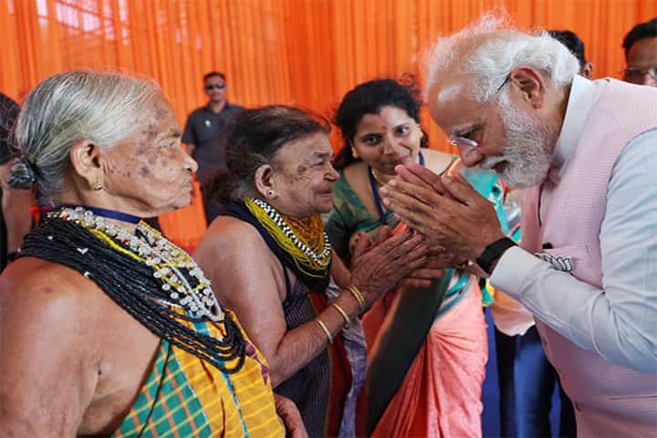Karnataka polls: PM Modi meets Padma awardees Tulsi Gowda, Sukri Bommagowda, seek their blessings