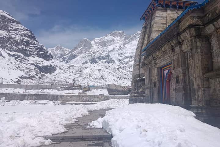 Heavy snowfall on Kedarnath route makes travel risky, pilgrims told to wait 