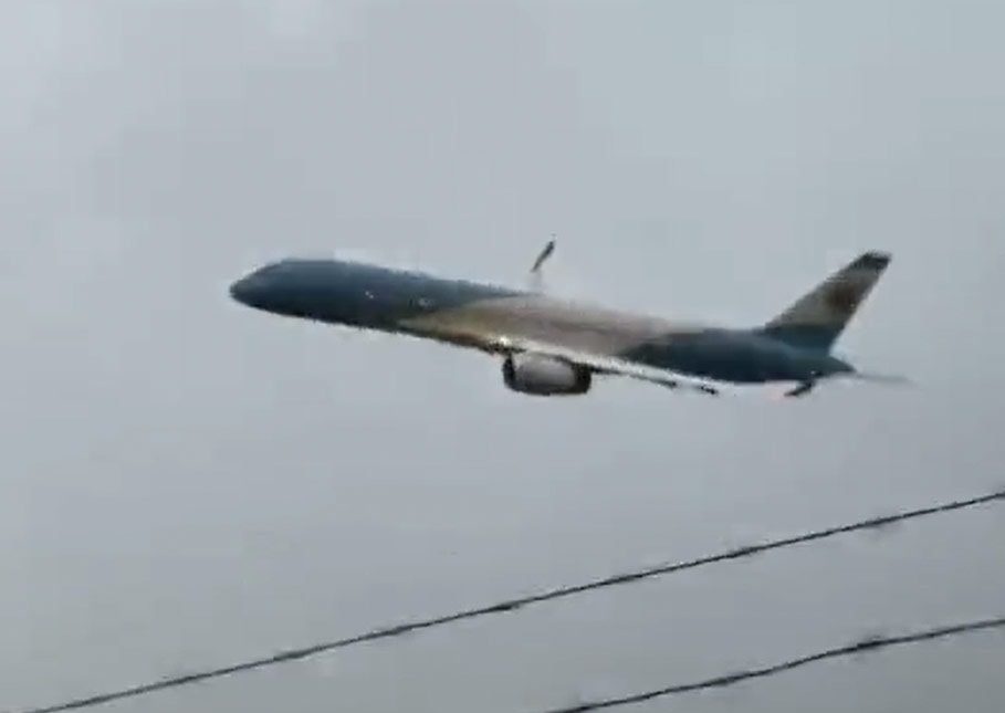 Caught on Camera: Argentina President’s Boeing pulls off dangerous stunt over runway