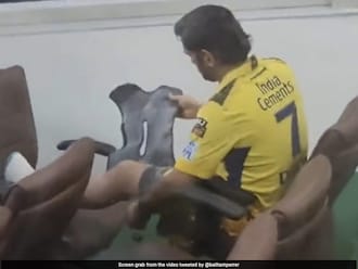 Video of Dhoni strapping injured left knee to bat in IPL match goes viral