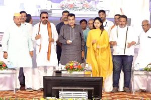 Gadkari throws open Rs 816 crore highway project in Maharashtra