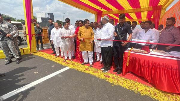 Gadkari throws open 2 highway projects in Vadodara
