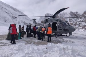 Helicopter op rescues 7 of 300 tourists stranded at high altitude Himachal hotspot 