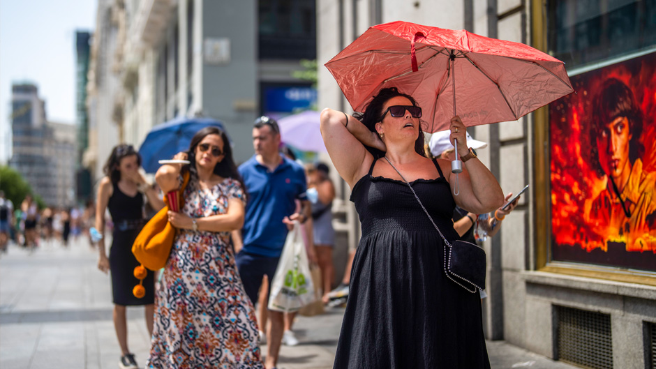 Climate change: Scorching heatwave hits Europe in peak tourist season