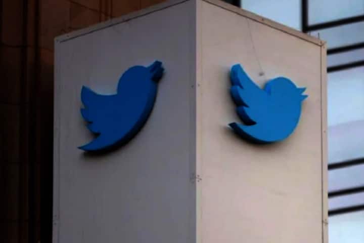 Musk puts up Twitter signs, other items for auction