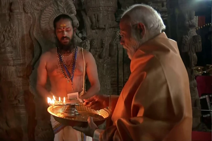 PM offers prayers at Andhra Pradesh’s Lepakshi temple