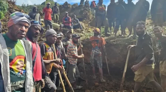 Around 2000 people feared buried in Papua New Guinea landslide